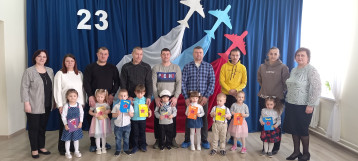 Папу поздравляю, вместе с ним играю! Папу поздравляю, вместе с ним играю!.