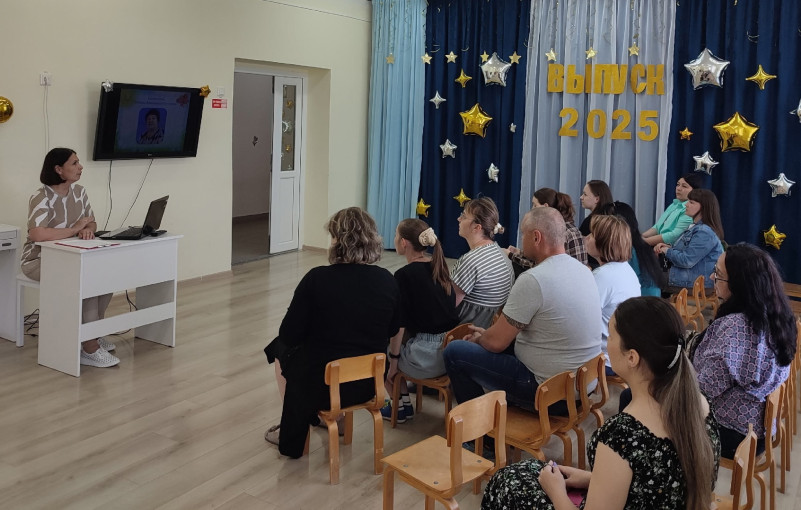 Детский сад очень рад встретить малышей отряд! Детский сад очень рад встретить малышей отряд!.